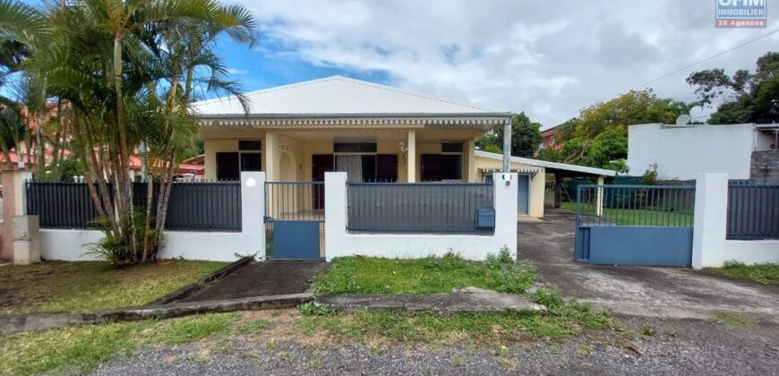 À vendre une lumineuse maison entretenue de 100 m² avec grand terrain piscinable à Sainte-Clotilde