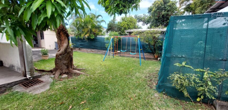 À vendre une lumineuse maison entretenue de 100 m² avec grand terrain piscinable à Sainte-Clotilde
