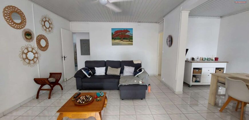À vendre une lumineuse maison entretenue de 100 m² avec grand terrain piscinable à Sainte-Clotilde