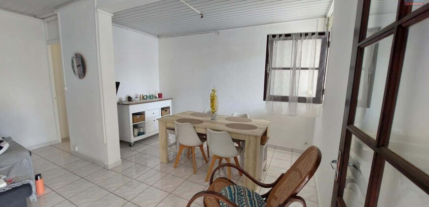 À vendre une lumineuse maison entretenue de 100 m² avec grand terrain piscinable à Sainte-Clotilde