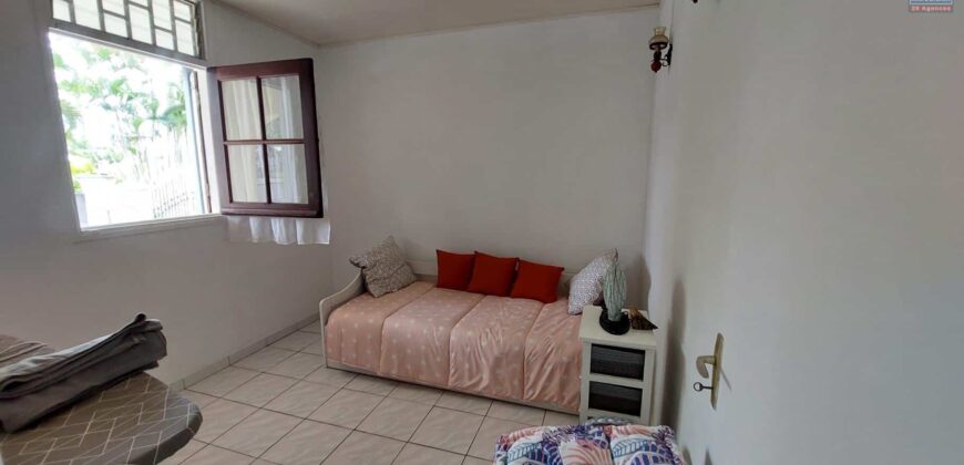 À vendre une lumineuse maison entretenue de 100 m² avec grand terrain piscinable à Sainte-Clotilde