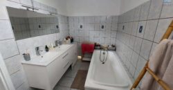 À vendre une lumineuse maison entretenue de 100 m² avec grand terrain piscinable à Sainte-Clotilde