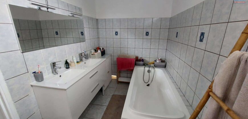 À vendre une lumineuse maison entretenue de 100 m² avec grand terrain piscinable à Sainte-Clotilde