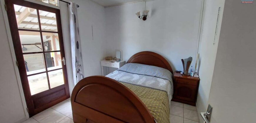 À vendre une lumineuse maison entretenue de 100 m² avec grand terrain piscinable à Sainte-Clotilde