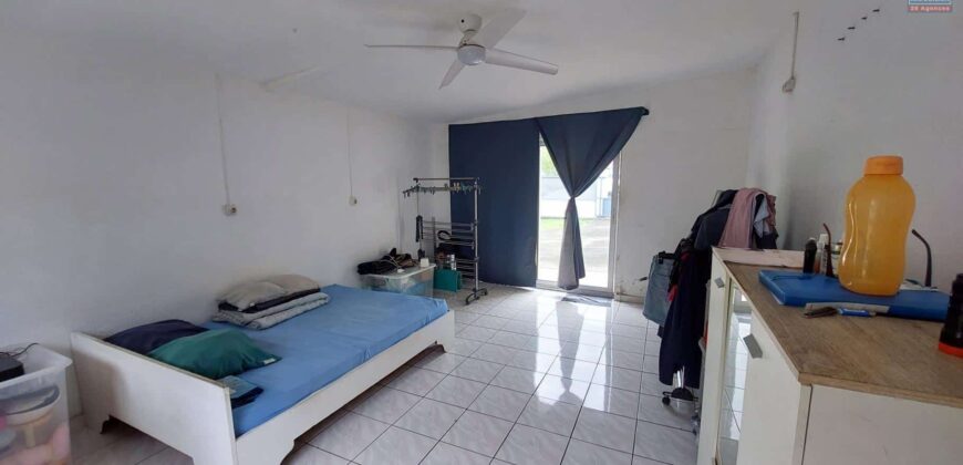 À vendre une lumineuse maison entretenue de 100 m² avec grand terrain piscinable à Sainte-Clotilde