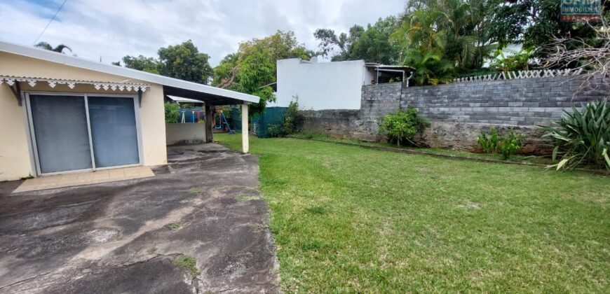 À vendre une lumineuse maison entretenue de 100 m² avec grand terrain piscinable à Sainte-Clotilde