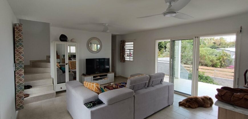 À vendre villa T2/3 neuve de 84 m² sur un terrain de 342 m² dans le quartier calme de la Ravine des Cabris