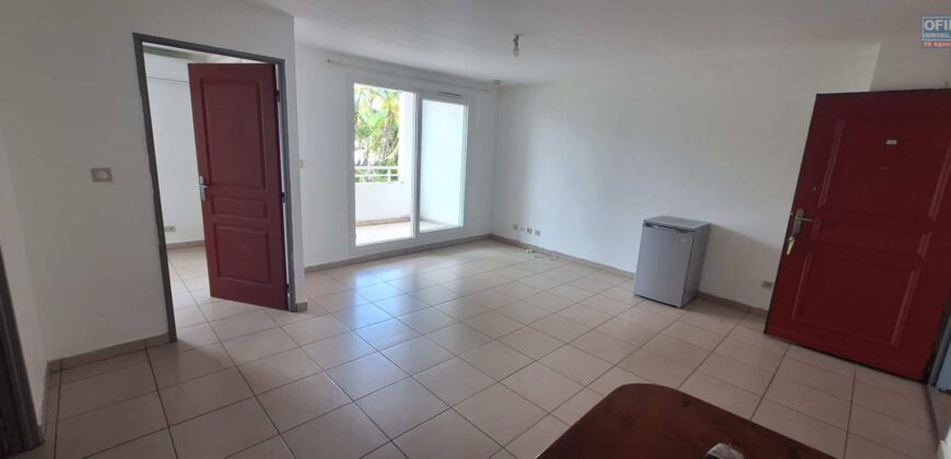 À louer un appartement T2 dans une résidence privée au centre ville de Saint Benoit