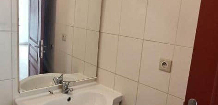 À louer un appartement T2 dans une résidence privée au centre ville de Saint Benoit