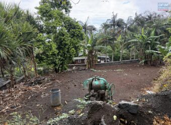 À Vendre parcelle plate et rectangulaire de 250 m² avec vue mer aux Avirons