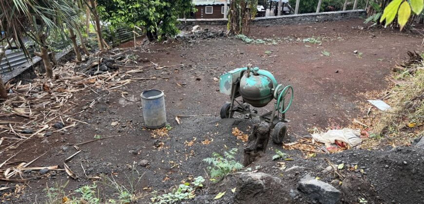 À Vendre parcelle plate et rectangulaire de 250 m² avec vue mer aux Avirons