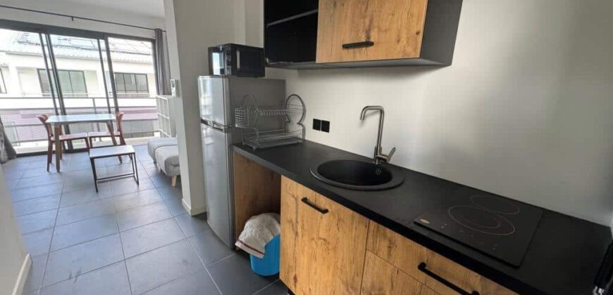 À louer un charmant studio neuf entièrement meublé et équipé situé en plein centre-ville du Tampon.