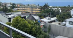 À louer un charmant studio neuf entièrement meublé et équipé situé en plein centre-ville du Tampon.