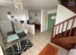 À louer un lumineux appartement F2 meublé en duplex proche du centre-ville du Tampon.