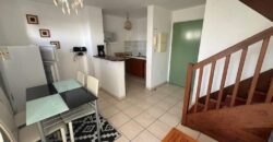 À louer un lumineux appartement F2 meublé en duplex proche du centre-ville du Tampon.