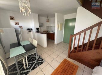 À louer un lumineux appartement F2 meublé en duplex proche du centre-ville du Tampon.