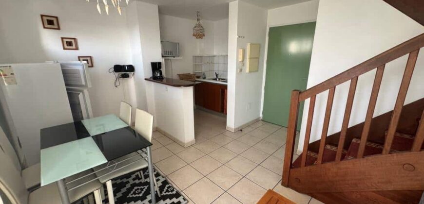 À louer un lumineux appartement F2 meublé en duplex proche du centre-ville du Tampon.