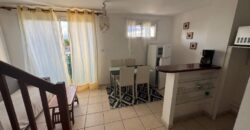 À louer un lumineux appartement F2 meublé en duplex proche du centre-ville du Tampon.