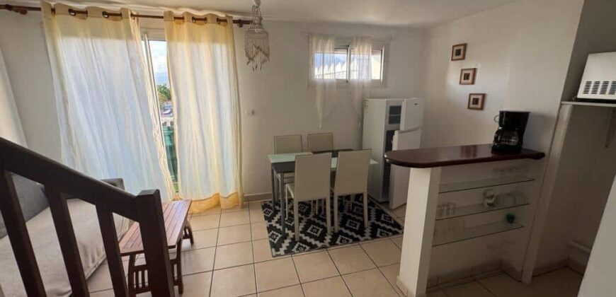 À louer un lumineux appartement F2 meublé en duplex proche du centre-ville du Tampon.