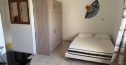 À louer un lumineux appartement F2 meublé en duplex proche du centre-ville du Tampon.