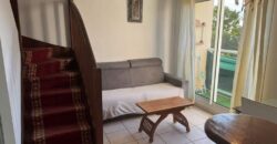 À louer un lumineux appartement F2 meublé en duplex proche du centre-ville du Tampon.