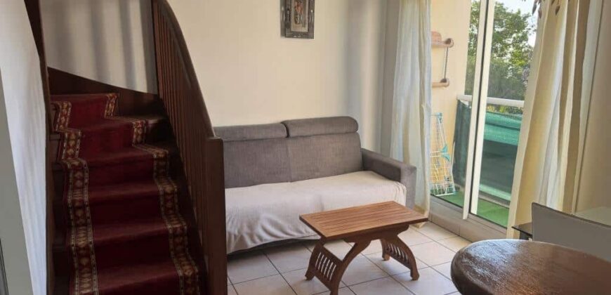 À louer un lumineux appartement F2 meublé en duplex proche du centre-ville du Tampon.