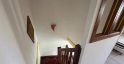 À louer un lumineux appartement F2 meublé en duplex proche du centre-ville du Tampon.