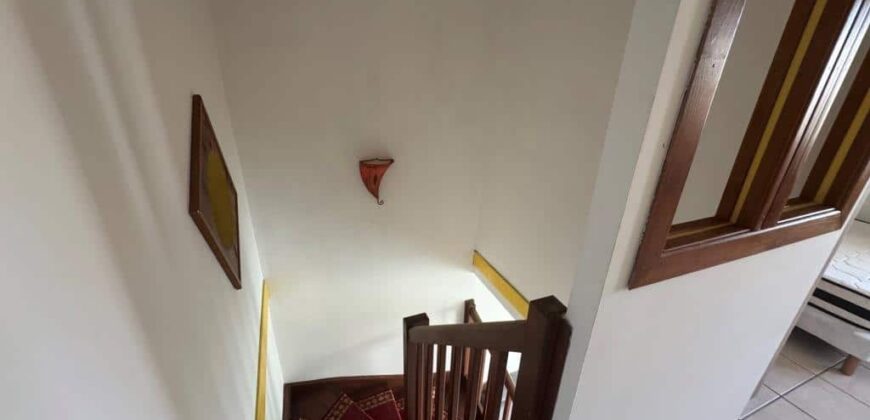 À louer un lumineux appartement F2 meublé en duplex proche du centre-ville du Tampon.