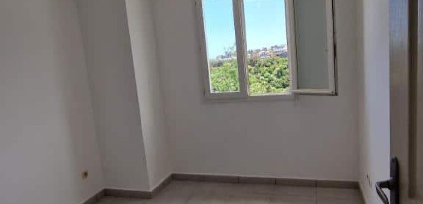 À louer un appartement T2 avec terrasse offrant vue dégagée à Sainte Marie