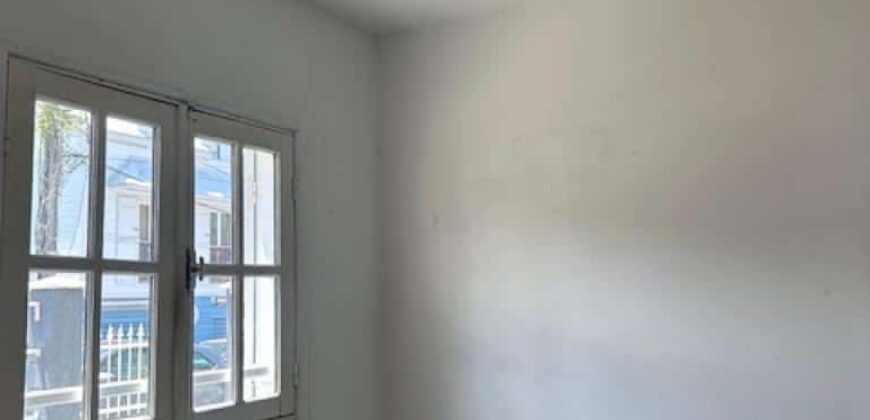 À louer un local commercial de 63m2 n plein centre ville de Saint Pierre