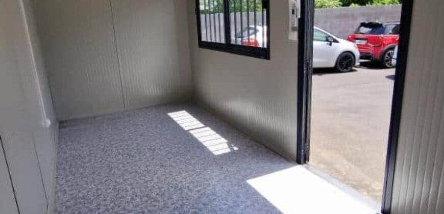 À louer local commercial type Algeco de 15 m² parfait pour une activité administrative à Sainte Marie