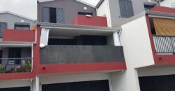 À louer une villa mitoyenne F4 en duplex, située dans une résidence sécurisée proche du lycée des Avirons