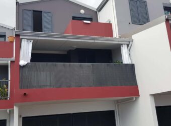 À louer une villa mitoyenne F4 en duplex, située dans une résidence sécurisée proche du lycée des Avirons