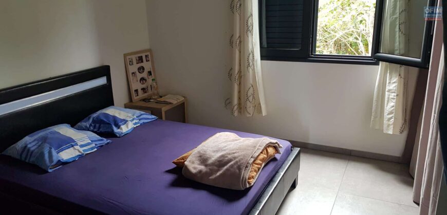 À louer une villa mitoyenne F4 en duplex, située dans une résidence sécurisée proche du lycée des Avirons