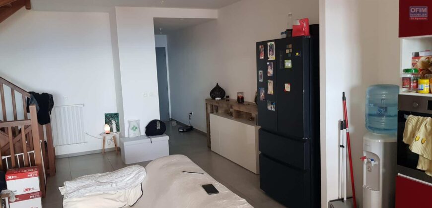 À louer une villa mitoyenne F4 en duplex, située dans une résidence sécurisée proche du lycée des Avirons