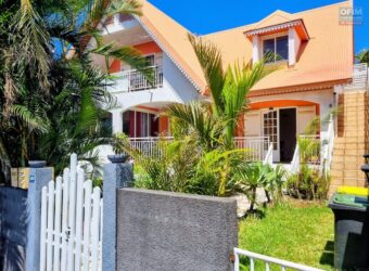 À vendre une grande villa sur 3 niveaux avec 3 dépendances meublée située à Saint Joseph