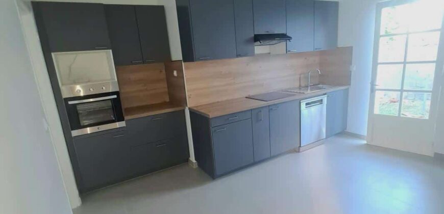 À louer une grande maison entièrement rénovée de 113 m² de type F4 située à Sainte-Marie