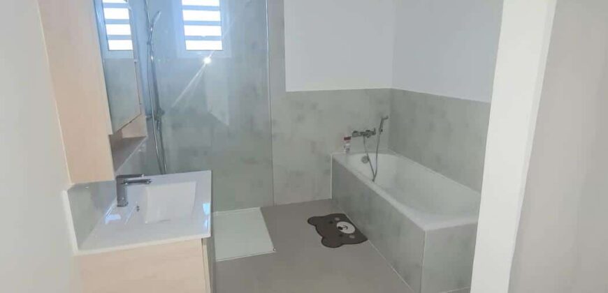 À louer une grande maison entièrement rénovée de 113 m² de type F4 située à Sainte-Marie