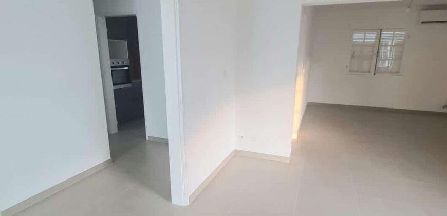 À louer une grande maison entièrement rénovée de 113 m² de type F4 située à Sainte-Marie