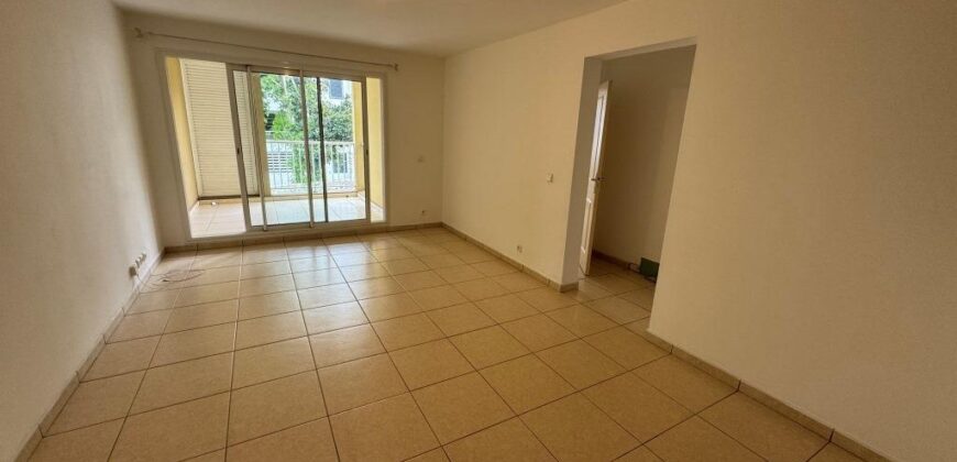 En location appartement de type F3 d’environ 56 m² situé au Tampon proche du centre-ville