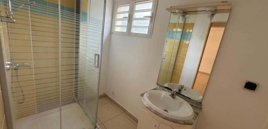 En location appartement de type F3 d’environ 56 m² situé au Tampon proche du centre-ville