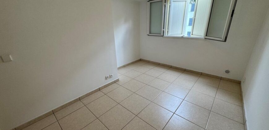 En location appartement de type F3 d’environ 56 m² situé au Tampon proche du centre-ville