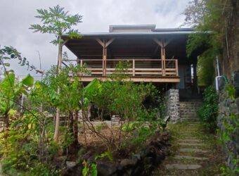 À louer une charmante maison à étage de type F4 située à Saint-Gilles-les-Hauts.