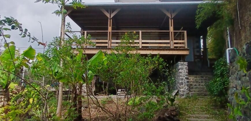 À louer une charmante maison à étage de type F4 située à Saint-Gilles-les-Hauts.