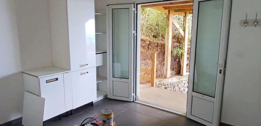 À louer une charmante maison à étage de type F4 située à Saint-Gilles-les-Hauts.