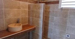 À louer une charmante maison à étage de type F4 située à Saint-Gilles-les-Hauts.