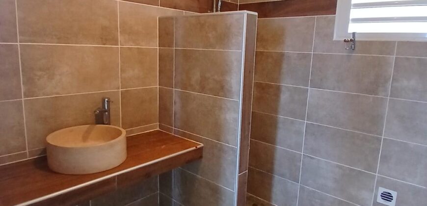 À louer une charmante maison à étage de type F4 située à Saint-Gilles-les-Hauts.