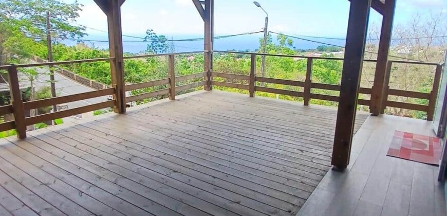 À louer une charmante maison à étage de type F4 située à Saint-Gilles-les-Hauts.