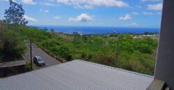 À louer une charmante maison à étage de type F4 située à Saint-Gilles-les-Hauts.