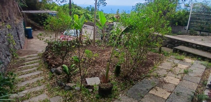 À louer une charmante maison à étage de type F4 située à Saint-Gilles-les-Hauts.